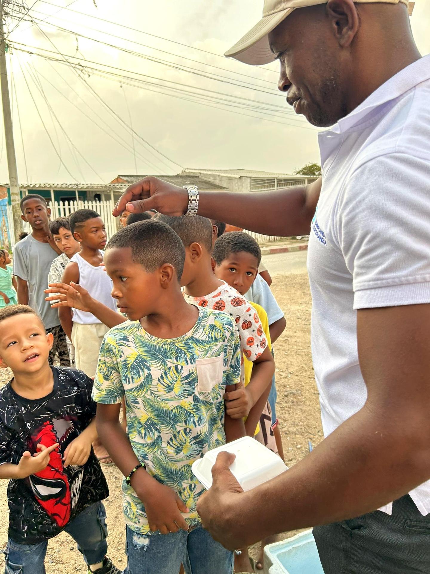 Niños recibiendo comida
