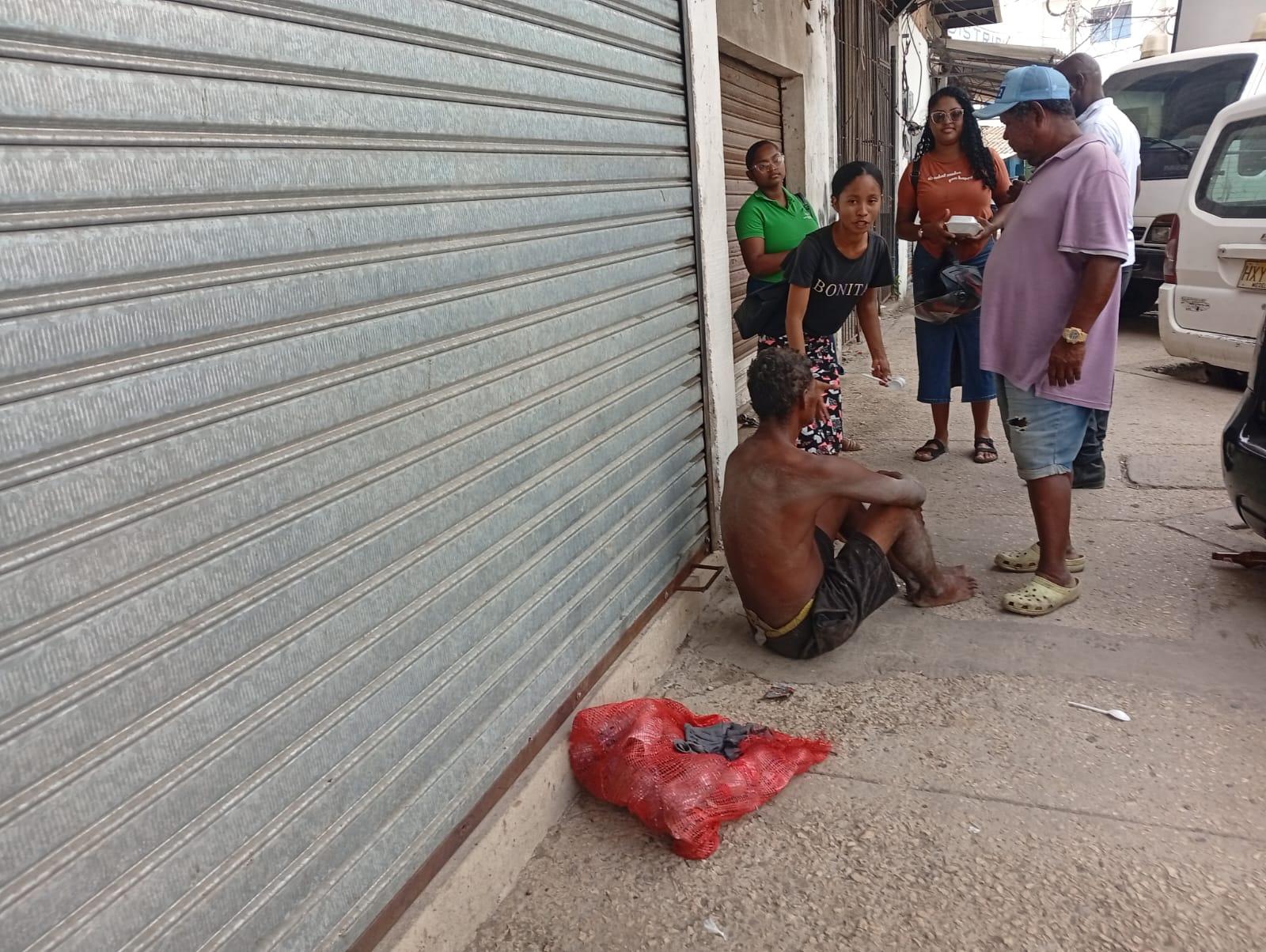 Llevando alimentos a niños vulnerables en Cartagena